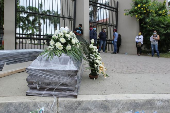 Qaraabada dadkii ku le'day magaalada Guayaquil oo ah magaalada uu aadka u saameeyay dalkaasi Ecuador.