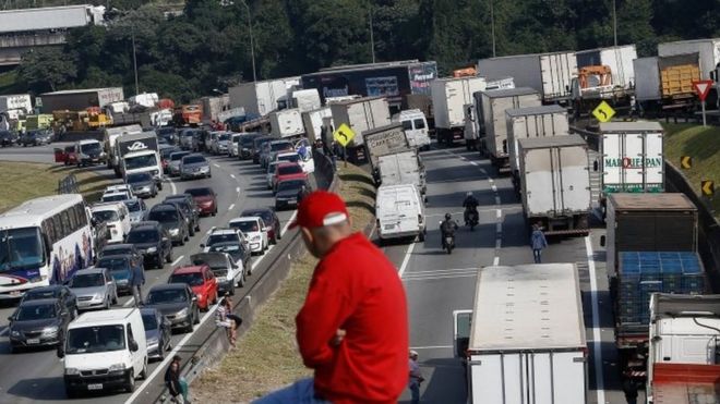 24 мая 2018 года бразильские водители грузовиков перекрывают дорогу Реджис Биттенкур, расположенную в 30 километрах от Сан-Паулу, во время забастовки в знак протеста против растущих цен на топливо в Бразилии.