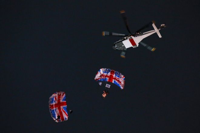 Прыжок с парашютом на церемонии открытия Олимпийских игр 2012 года в Лондоне