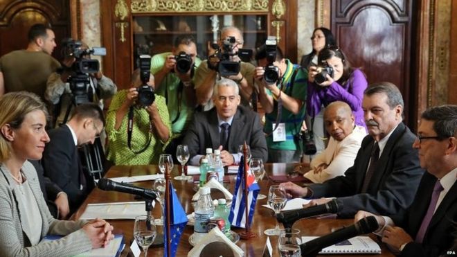 Глава внешнеполитического ведомства ЕС Федерика Могерини встретилась с министром иностранных дел Кубы Бруно Родригесом (справа) 11/03/2016
