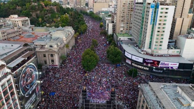 Multitudes llenan las calles en el centro de Santiago, celebrando la victoria de Gabriel Boric. 19 de septiembre de 2021