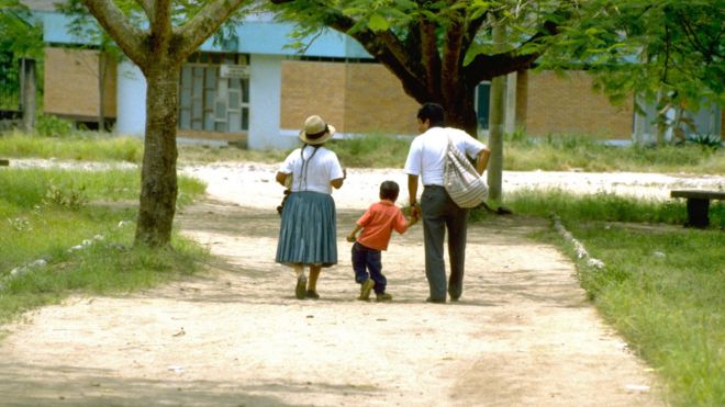 El Dr. Roger Zapata lleva de la mano a Luis Fermín Tenorio Cortez, que camina junto a su abuela
