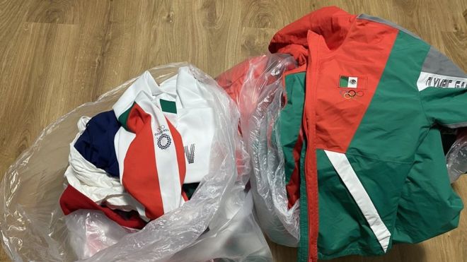 Uniformes de México en bolsas de basura