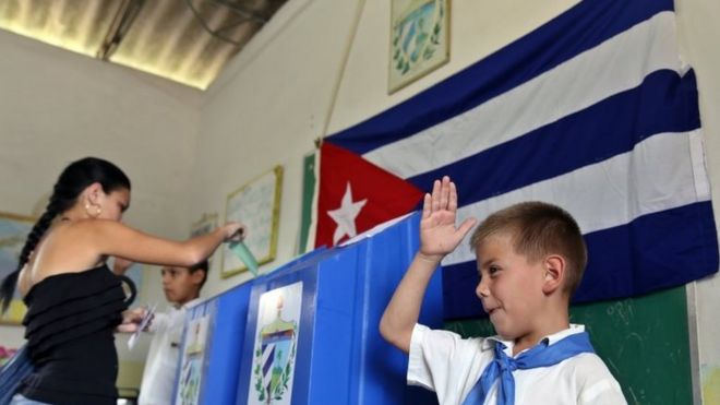 Женщина голосует на всеобщих выборах, чтобы выбрать национальных и провинциальных депутатов в Санта-Кларе, Куба, 11 марта 2018 года.