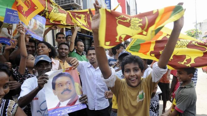 Ликующие толпы людей вышли на улицы Коломбо в мае 2009 года, размахивая флагами и держа в руках фотографии Раджапаксы