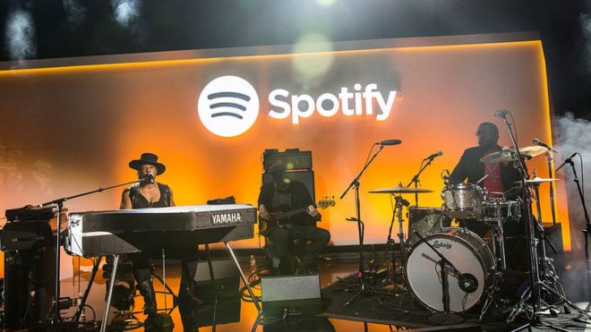 Музыкант Д'Анджело играет на мероприятии Spotify