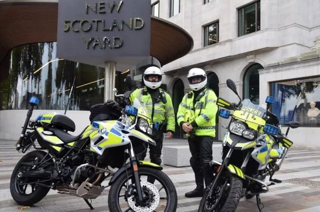 Новые встретились с полицейскими мотоциклами
