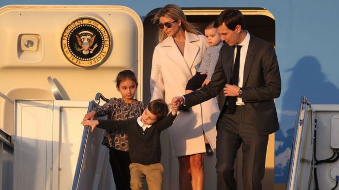 Джаред Кушнер и его жена Иванка Трамп покидают ВВС-1 со своими детьми в международном аэропорту Палм-Бич.