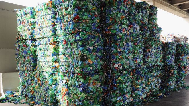 Готовые к утилизации пластиковые бутылки, собранные рыбаками в Тирренском море 24 мая 2018 года в Понтедере, недалеко от Пизы, Италия.