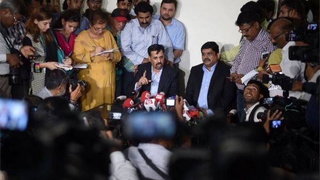 Бывший мэр южно-пакистанского города Карачи Мустафа Камаль (C / L) жестом разговаривает с представителями СМИ после своего возвращения из добровольного изгнания в Карачи 3 марта 2016 года.