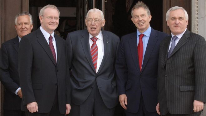 Питер Хейн, Мартин МакГиннесс, Йен Пейсли, Тони Блэр и Берти Ахерн в день восстановления власти в 2007 году