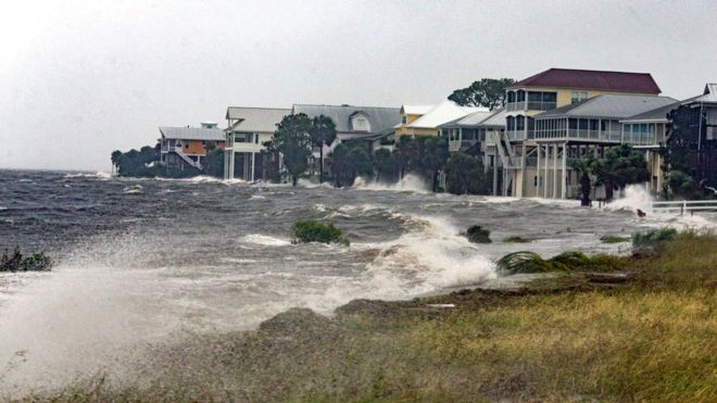 Штормовой нагон и волны от урагана «Майкл» избивают прибрежные дома 10 октября 2018 года во Флориде