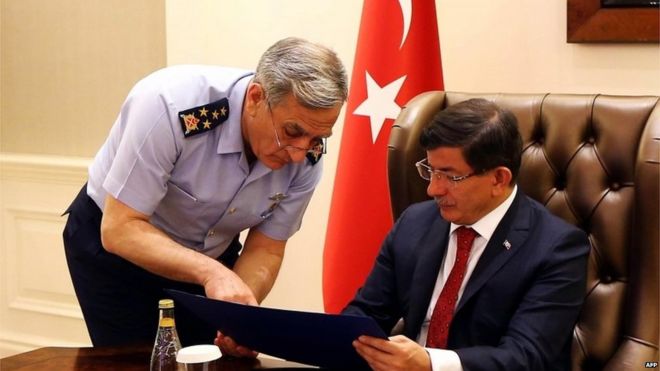 Премьер-министр Турции Ахмет Давутоглу (справа) информирует командующего ВВС Турции генерала Акина Озтурка, 25 июля 2015 года