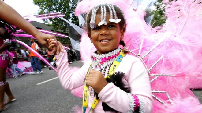 Участник карнавала во время карнавального парада