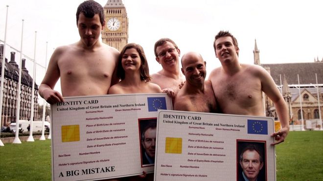 2005年10月18日，反對身份證的民權活動人士在倫敦議會廣場示威。標語牌上寫著：大錯特錯。