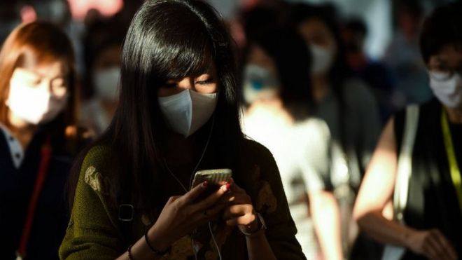 Warga Thailand memakai masker sesudah enam orang turis China didiagnosa terinfeksi virus corona.