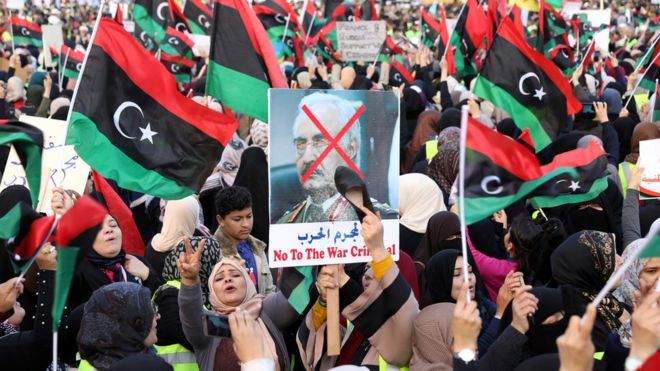 روز جمعه شهروندان طرابلس در اعتراض به پیشروی نیروهای ژنرال حفتر به سوی پایتخت به خیابان‌ها آمدند.