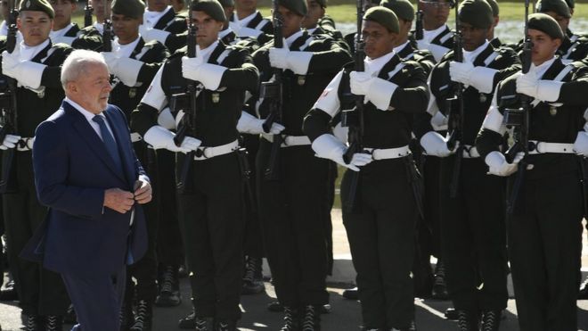 Lula ter&aacute; que tomar cuidado, sem baixar a cabe&ccedil;a', diz especialista sobre  troca no comando do Ex&eacute;rcito - BBC News Brasil