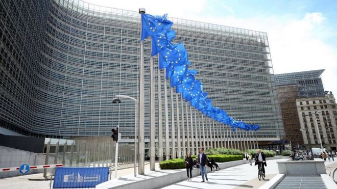 Флаги Европейского Союза развеваются перед зданием Берлаймонт (штаб-квартира Европейской комиссии) в Брюсселе