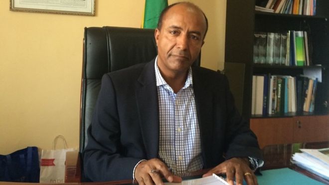 Генеральный директор Эфиопской железной дороги, д-р инженер Гетачев Бетру, в своем офисе в Аддис-Абебе