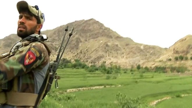 Soldado afgano en las montañas donde cayó "la madre de todas las bombas"