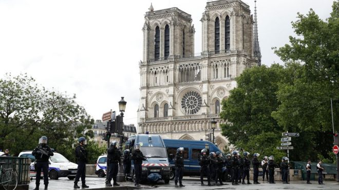La policía rodeando la catedral de Notre Dame en París.