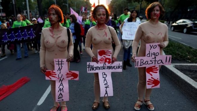 Mulheres seguram cartazes em protesto pelo Dia Internacional da Eliminação da Violência Contra Mulheres no México