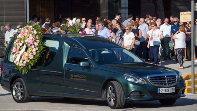 Родственники и друзья Анны Марии Суерес прибывают на ее похороны в Сарагосу, Испания, 22 августа 2017 года