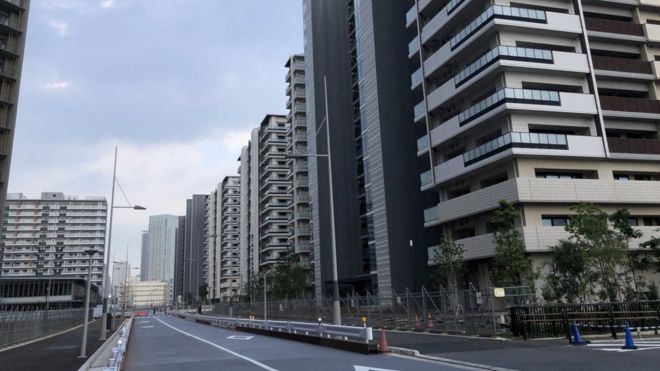 Пустые улочки в деревне спортсменов в Токио