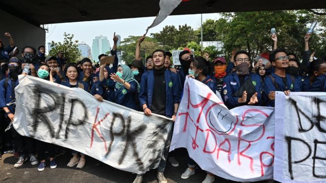Demonstrasi mahasiswa menolak UU KPK.