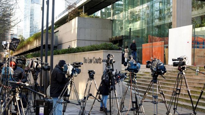 Члены средств массовой информации стоят перед заседанием Верховного суда Британской Колумбии под залогом финансового директора Huawei Мэн Ваньчжоу, который был арестован в Ванкувере, Британская Колумбия, Канада, 7 декабря 2018 г.