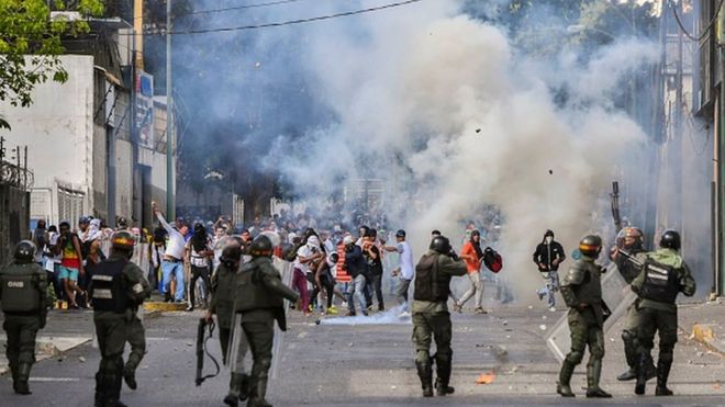 Столкновение венесуэльской полиции с тысячами протестующих