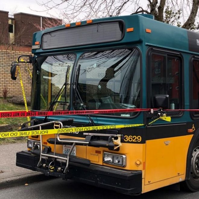 Изображение автобуса, который был застрелен в