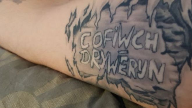 Татуировка с надписью «Cofiwch dryweryn»