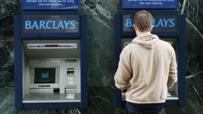 Человек, использующий банкомат Barclays