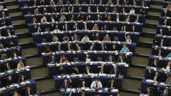Члены Европейского парламента принимают участие в заседании для голосования в Европейском парламенте в Страсбурге