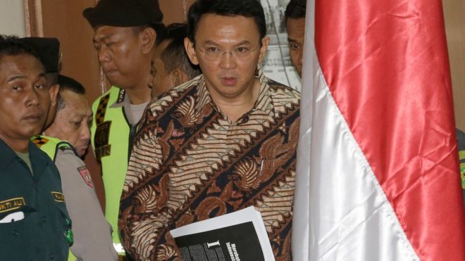 Губернатор Джакарты Ахок входит в зал суда до суда над богохульством
