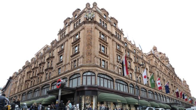 ザミラ・ハジイェバ氏は、ロンドン西部の高級百貨店ハロッズで、わずか1日で15万ポンド（約2220万円）を散財した