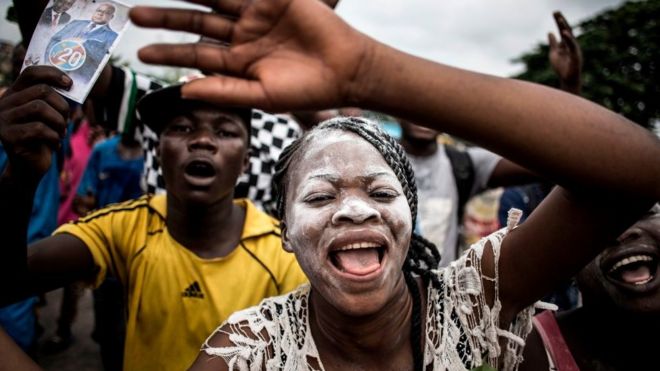 Сторонники новоизбранного президента Демократической республики Конго Феликса Тшисекеди отмечают на улицах Киншасы