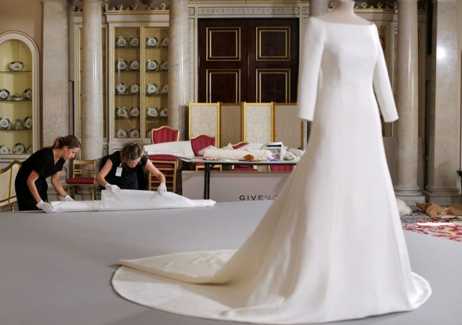 Консерваторы из Королевской Коллекции разворачивают вуаль свадебного платья герцогини Сассексской