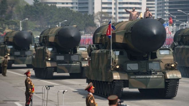 Неопознанная ракета показана во время военного парада, посвященного 105-й годовщине со дня рождения покойного северокорейского лидера Ким Ир Сена в Пхеньяне 15 апреля 2017 года