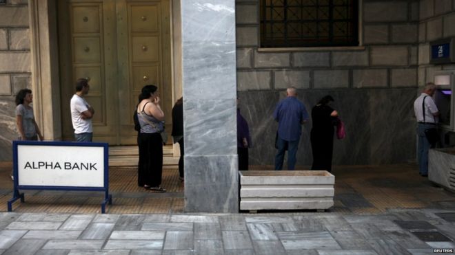 Греки стоят в очереди за наличными в Афинах