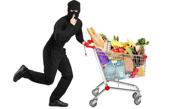 Ladrón con carrito de supermercado lleno de cosas