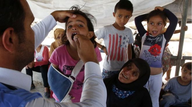 Niños palestinos reciben ayuda.