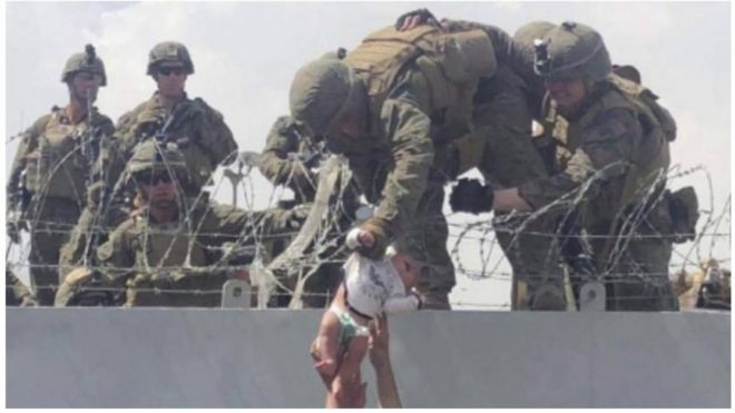 Soldados reciben a la bebé