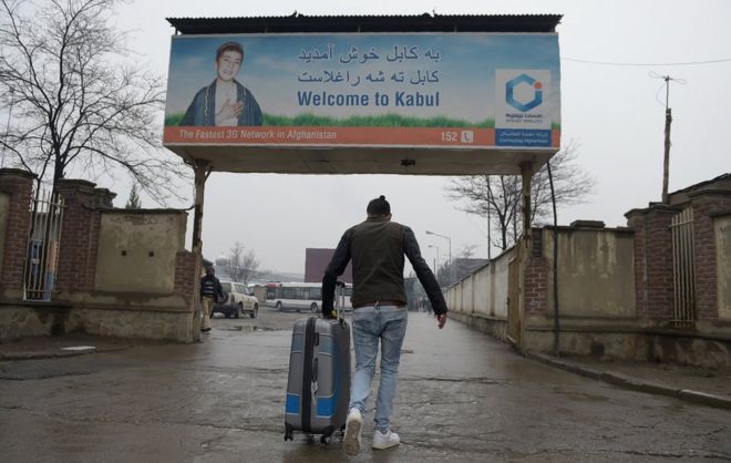 Афганский беженец, который был депортирован из Германии, прибывает со своими вещами в международный аэропорт в Кабуле 24 января 2017 года.