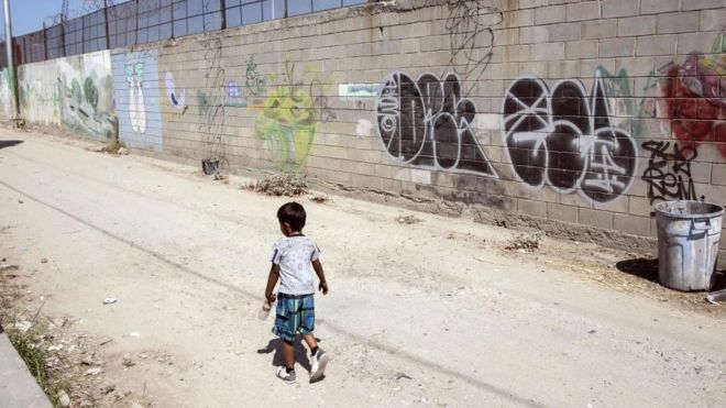 Un niño camina solo en el estado de Tijuana, fronterizo entre México y EE.UU.