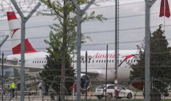 Раздаточный материал албанской полиции показывает самолет Austrian Airlines на взлетно-посадочной полосе в аэропорту Тираны