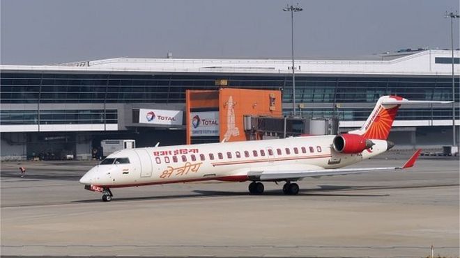 Индийский перевозчик Air India на взлетно-посадочной полосе в международном аэропорту имени Индиры Ганди