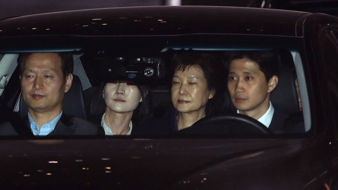 Изгнанный президент Южной Кореи Пак Кын Хе покидает прокуратуру, когда ее переводят в дом заключения в Сеуле